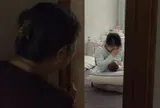 Thấy con dâu cứ cho con bú là trốn vào chỗ kín, mẹ chồng lén nhìn qua khe cửa liền lập tức gọi con trai về gấp