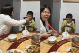 Con học lớp 3 vẫn cầm điện thoại chơi game để mẹ đút cơm: Là "yêu con" hay "làm hư" đứa trẻ?