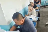 Bức ảnh viral MXH chụp lại tư thế ngồi của 4 ông bố khi họp phụ huynh cho con, dự đoán tương lai 4 đứa trẻ