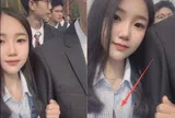 Bà mẹ được khen "Phụ huynh xinh nhất lễ tốt nghiệp", mặc kiểu áo kỳ lạ khiến ai cũng bàn tán