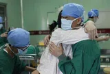Mẹ trẻ 9X vừa sinh con xong liền khóc nức nở vì thấy con “lạ quá”, gia đình hoang mang nhưng bác sĩ chúc mừng
