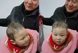 Gửi con về nhà nội, mẹ bỉm đi làm về thì tá hỏa khi thấy hiện tượng đầu con 3 tuổi "bốc khói"