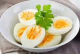 Luộc trứng đừng dại cho ngay vào nồi, nhớ làm điều này trước trứng không nứt, chạm nhẹ vỏ đã bong ra