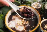 Nấu chè đỗ đen, thêm thìa bột màu trắng này vào đỗ mềm bở, thơm bùi không vỡ nát