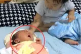 Người mẹ tỉnh giấc vì tiếng con khóc giữa đêm, vừa bật đèn thấy con gái có hành động khó tin với em sơ sinh