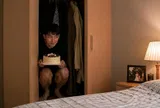 Trốn trong tủ quần áo định tạo sinh nhật bất ngờ cho vợ sắp cưới, nào ngờ biết được sự thật kinh hoàng qua cuộc điện thoại