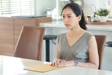 Vừa sinh con thứ 2 xong, tôi đập mạnh xấp giấy xuống bàn khiến chồng và cô giúp việc tái mét mặt