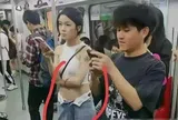 Trời nóng, nữ sinh mặc hở đi tàu điện bị cụ bà nhắc nhở, cô gái liền rút ra một thứ khiến bà lập tức im lặng
