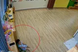 Camera giám sát ghi lại cảnh bé trai 18 tháng ngồi một mình ở góc kín lớp học, hành động khiến người mẹ đau lòng