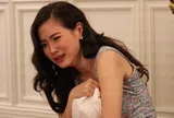 Sinh nhật con gái tôi nhắn tin cho chồng cũ "Nhớ anh lắm", 3 ngày sau nhận được một bưu phẩm, mở ra thì òa khóc