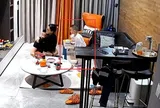 Camera phòng khách ghi lại cảnh gần gũi của cặp vợ chồng trẻ, cậu con trai tiểu học chứng kiến tận mắt