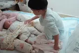 Mẹ ra ngoài để con trai 2 tuổi và em sơ sinh trong phòng ngủ, hành động của anh lớn khiến gia đình lặng người