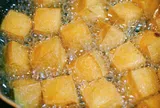 Rán đậu, vắt thêm vài giọt rẻ tiền này vào, đậu miếng nào cũng căng giòn rụm, không vỡ nát, điều này cực ít người biết
