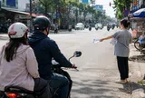 5 năm ly hôn, tình cờ gặp vợ cũ đứng phát tờ rơi, tôi và vợ 2 định mỉa mai thì có người gọi: “Chào giám đốc”