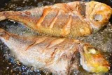 Rán cá, thử vắt thêm vài giọt rẻ tiền này vào chảo, cá giòn đều toàn thân, lại đỡ hẳn mùi tanh