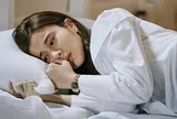 Đêm động phòng mẹ chồng bắt ngủ riêng, nửa đêm lén ôm gối sang phòng chồng, tôi phát hoảng vì bà cũng ở đó