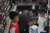 Thấy mẹ nằm bất động gọi mãi không dậy, bé trai tiểu học làm một việc khiến người lớn phải học theo
