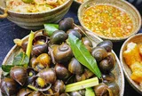Luộc ốc cứ quắt thịt lại không sạch, đầu bếp mách cho thìa cực chua này vào, con nào cũng mẩy, giòn ngon thơm nức
