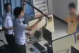 “Khối nghỉ hè” mang súng đến đồn cảnh sát khiến ai cũng căng thẳng, cả căn phòng vỡ òa khi hai đứa trẻ lên tiếng