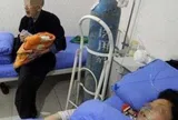Bà mẹ U50 đi sinh con một mình, lúc cha đứa trẻ xuất hiện, ai cũng choáng váng