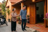Đi công tác ngang qua quê vợ cũ, tôi bị mẹ cô ấy kéo về nhà, vừa vào cửa đã chết lặng