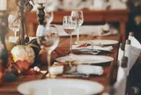 Đừng bao giờ mời một nhóm quá đông đi ăn, lý do rất đơn giản