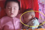 Cho con sơ sinh ngủ cùng con lớn, khi giở chăn ra người mẹ gọi chồng đến ngay lập tức