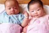 Sinh đôi nhưng một bé da trắng, một bé da đen, người bố âm thầm đi xét nghiệm rồi bật khóc vì day dứt