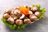 Chỉ rửa nấm hương với nước chẳng khác gì ăn trứng côn trùng, dùng thứ này chất bẩn trôi sạch, tha hồ nấu ăn
