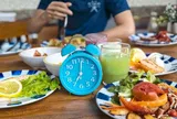 Ăn tối sớm không quyết định việc giảm cân, chuyên gia dinh dưỡng tiết lộ "chìa khóa" bền vững chị em nên tham khảo