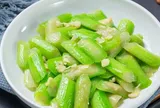 Suốt ngày xào mướp vẫn cứ thâm đen, chỉ cần thêm bước này, mướp giữ màu xanh như ngọc, cực ngọt thơm