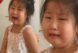 Đi đâu cũng được khen giống bố, bé gái vừa khóc vừa nói "giống bố thì xấu lắm" làm dân tình cười bò