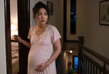 Đêm tân hôn giúp việc xin ngủ lại, chồng phản đối kịch liệt, nhưng nửa đêm tôi lại nghe tiếng anh và cô ấy ngoài hành lang
