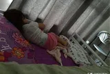 Con ngủ một mình nhưng luôn nói "Có người trong phòng", mẹ xem camera giám sát thì hoảng sợ