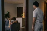 Chị sếp mới ly hôn gọi tôi đến nhà lúc nửa đêm, vừa vào phòng khách tôi đã hoảng hốt