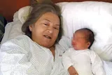 Mẹ U60 mới có con, vừa sinh xong chồng vào nhìn 1 cái liền chia tay, lý do bất ngờ