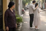 Đi chợ gặp con dâu cũ xin cơm từ thiện, tôi đang hả hê thì thấy chàng trai ngoại quốc đến xoa bụng cô ấy