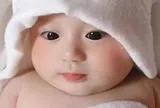 Đứa trẻ vừa chào đời được đặt tên khai sinh là Nguyễn Hận Đời, lên lớp 7 được sửa thành cái tên rất sáng sủa