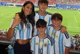 Vợ Messi gây sốt sau màn lội ngược dòng của Argentina: Từ cô bạn thuở nhỏ đến "nữ thần may mắn" luôn đồng hành cùng El Pulga