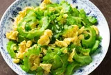 Làm mướp đắng xào trứng, cho trứng hay mướp vào trước để món ăn ngon, giòn và bớt đắng?