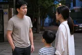 5 năm ly hôn gặp lại vợ cũ nắm tay đứa trẻ giống hệt mình, tôi đến nhận con thì em mỉm cười nói đúng 8 từ