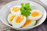 Luộc trứng, thêm vài giọt này vỏ tự động bong ra, trứng ngon mềm thơm