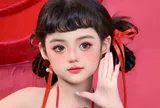Bé gái Hà Nội xinh như búp bê liên tục lên tivi, nhìn sang mẹ và bà ngoại U70 ai cũng trầm trồ: Gen 3 đời quá mạnh