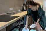 Thuê giúp việc 9 triệu, con dâu mỗi tháng còn lén bo thêm 500 nghìn vì "trị" được bố mẹ chồng