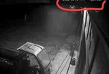 Bị bỏ rơi, bé trai 7 tuổi vẫn ngây thơ đứng ngoài trời đợi bố từ chiều đến đêm muộn suốt 10 tiếng