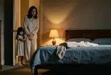 Chồng ngủ cùng vợ nhưng con 7 tuổi ghé tai tôi thì thầm: "Mẹ ơi, đêm nào bố cũng trốn dưới gầm giường"