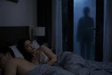 Một tuần về quê chồng ở cữ đêm nào cũng thấy bóng người trước cửa, nhìn rõ mặt mới giật mình