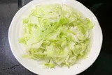 Xào bắp cải đừng vội cho ngay vào chảo, rất nhiều người làm sai bảo sao rau mềm nhũn, ra nhiều nước