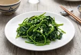Nhiều người chỉ ăn củ cây này, nhưng phần lá mới là "báu vật", đem xào mẻ ngon như đặc sản