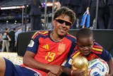 Cậu nhóc "quyền lực" nhất World Cup: 4 tuổi đã ôm cúp vàng, được siêu sao Lamine Yamal cưng như con ruột